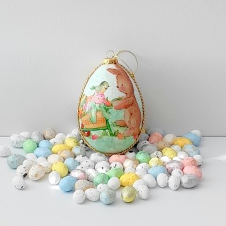 Jajko z królikiem i kolorowymi witrażami