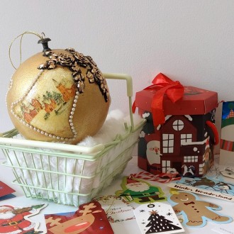 Złota bombka z pejzażem