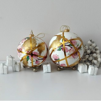 Bombki z magnoliami i złotymi taśmami