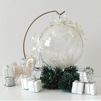 Przezroczysta bombka z kryształkami