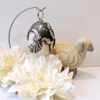 Lustrzane jajo ze spękaniami, reliefami i płatkami...