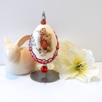 Jajko z czerwonym welurem