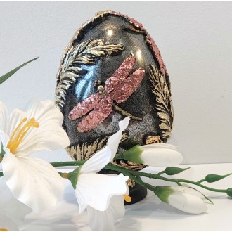 Lustrzane jajo na nodze z ważkami