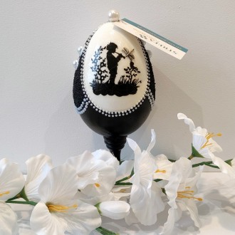 Czarno-białe jajko na nodze