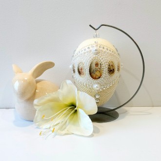 Biżuteryjne kremowe jajo z perełkami