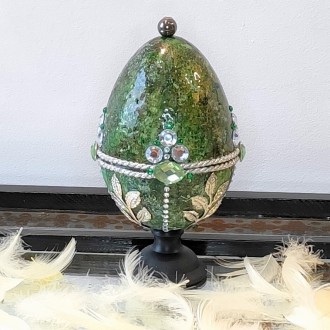 Zielone biżuteryjne jajo na nodze