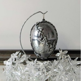 Lustrzane jajo z płatkami srebra
